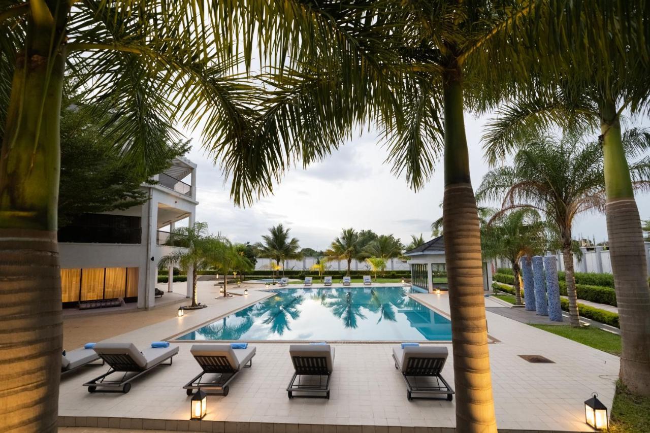Imperial Plaza Hotel & Resort Djoeba Buitenkant foto